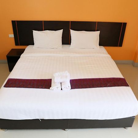 La Viva Hotel Бурирам Екстериор снимка