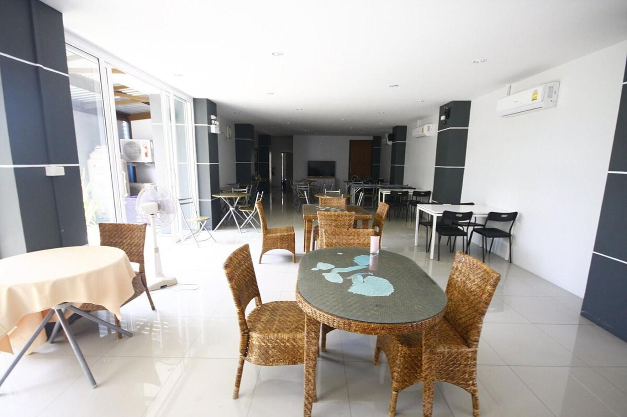 La Viva Hotel Бурирам Екстериор снимка