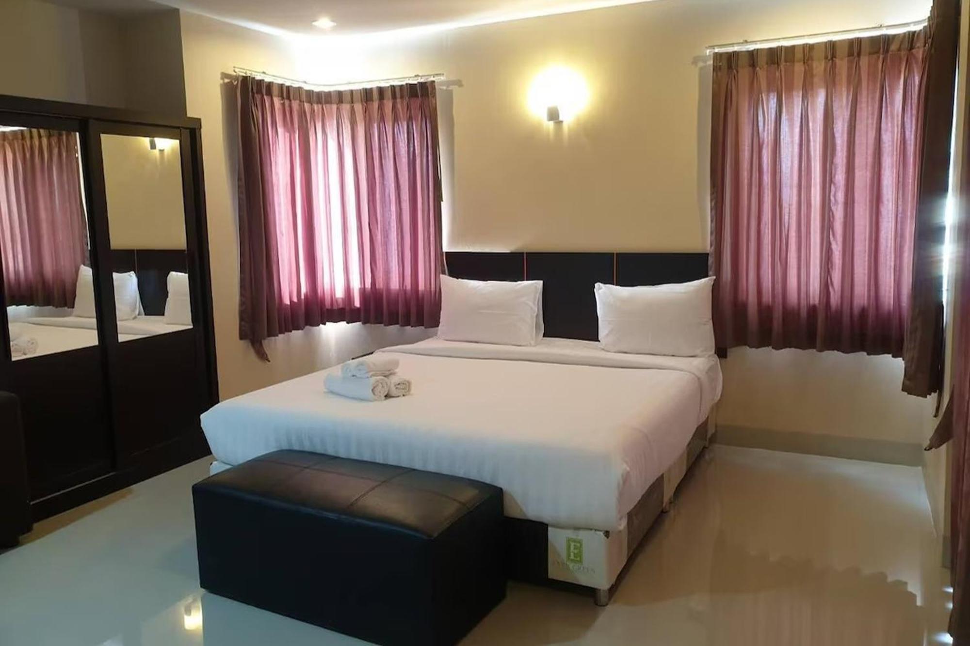 La Viva Hotel Бурирам Екстериор снимка