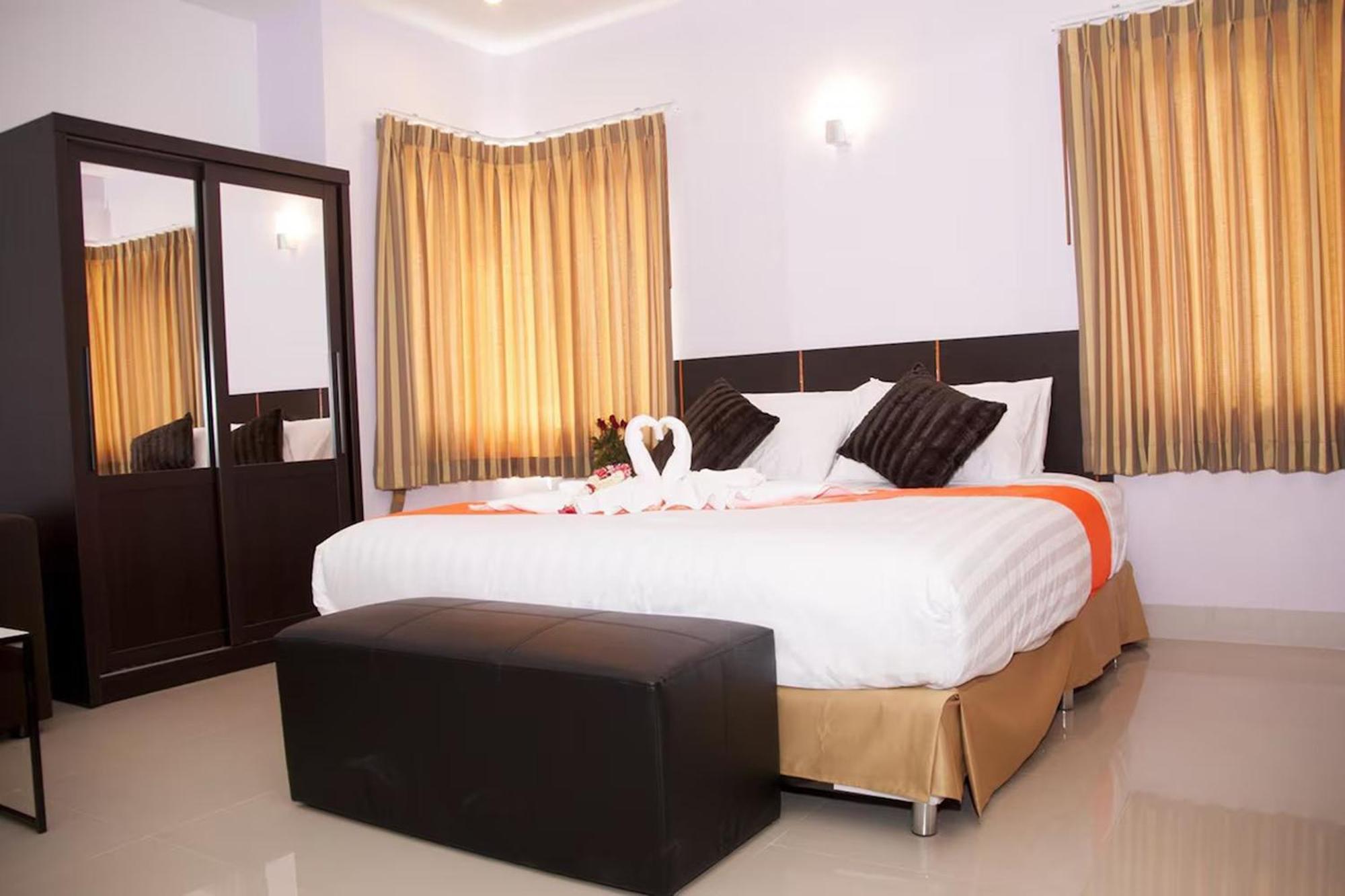 La Viva Hotel Бурирам Екстериор снимка