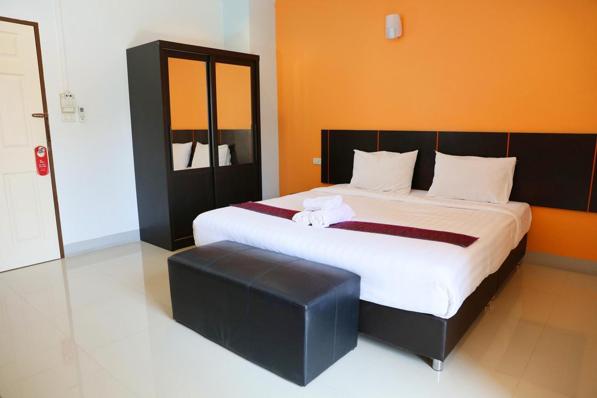 La Viva Hotel Бурирам Екстериор снимка