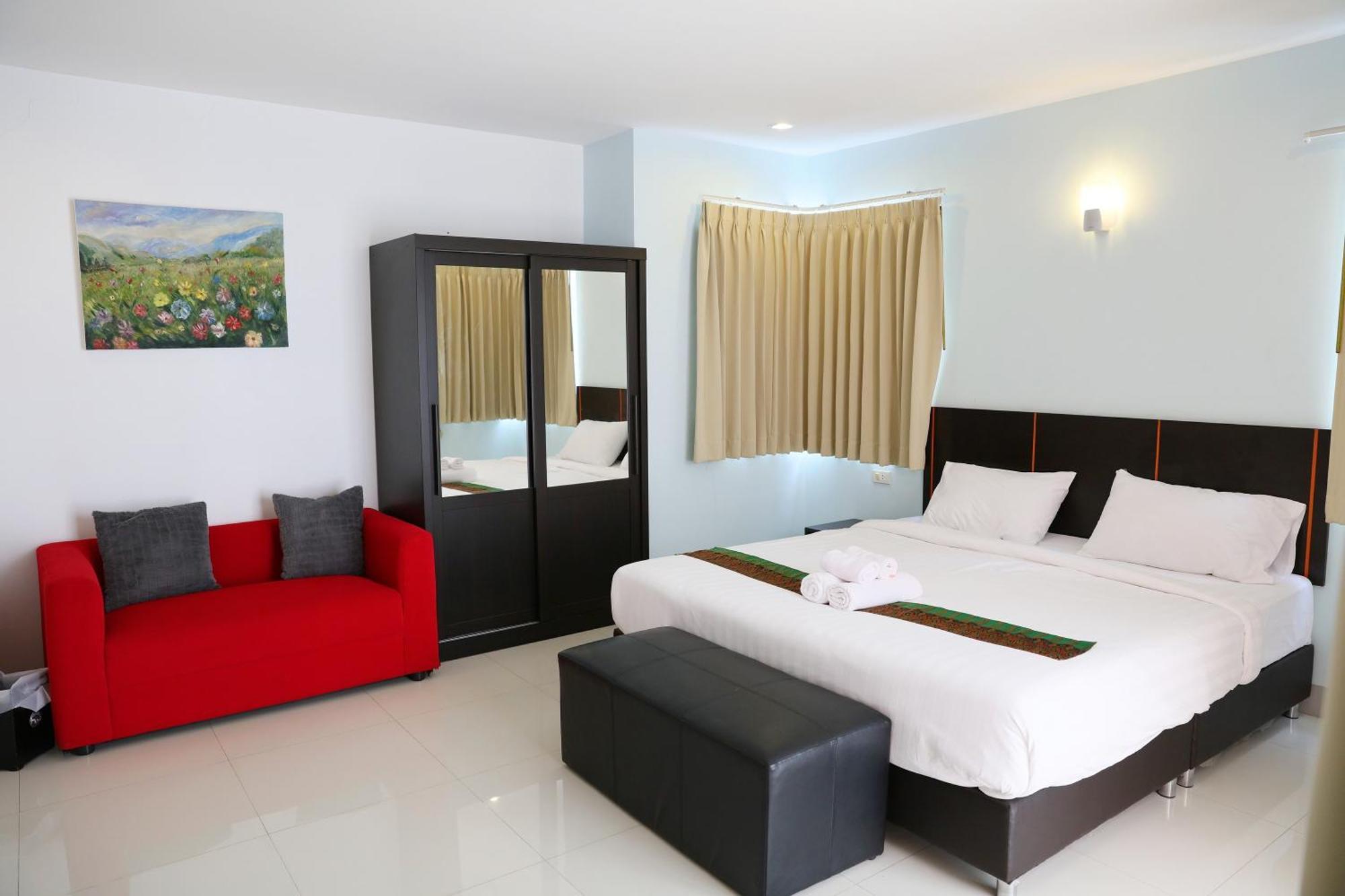 La Viva Hotel Бурирам Екстериор снимка