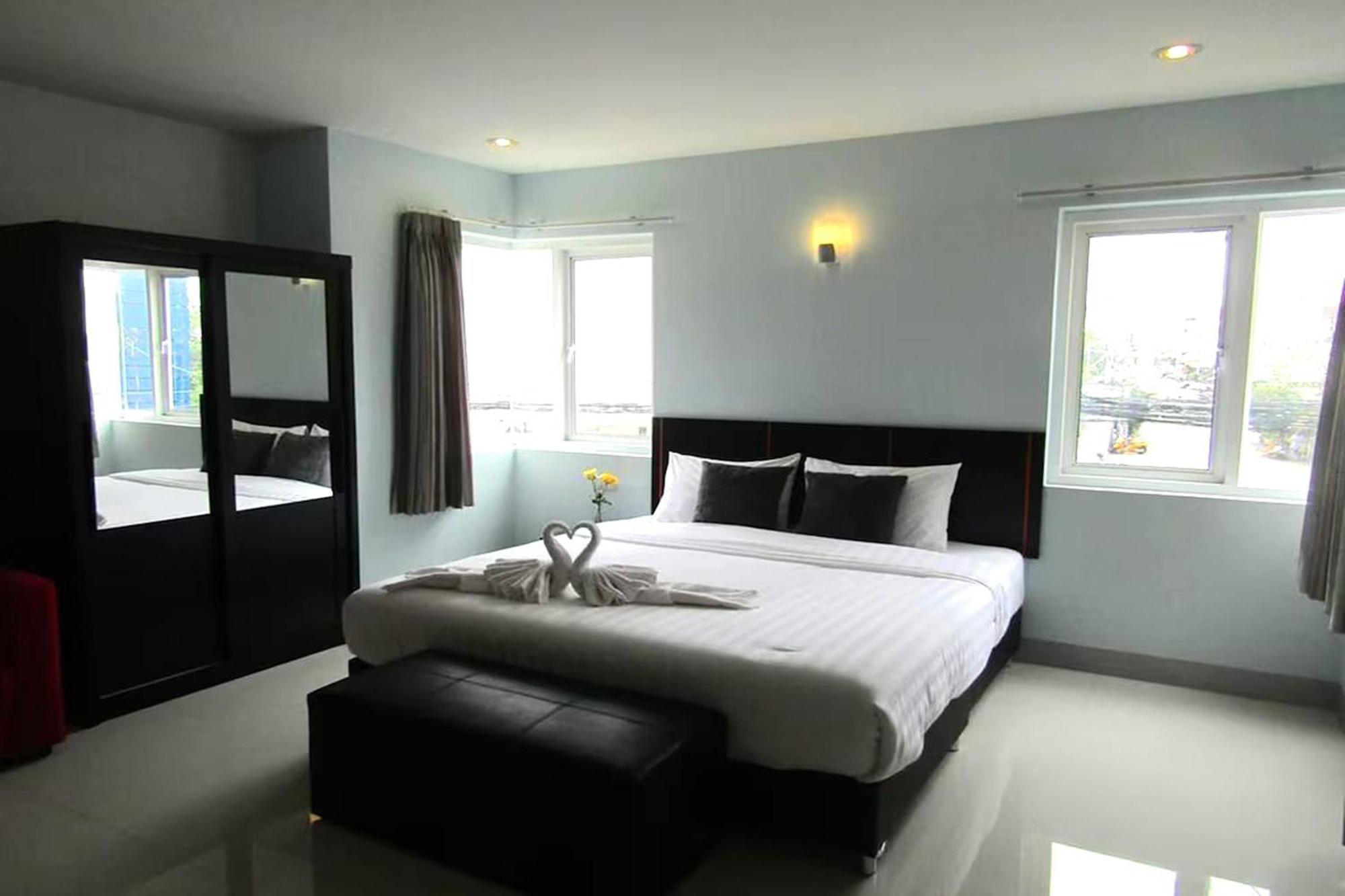 La Viva Hotel Бурирам Екстериор снимка