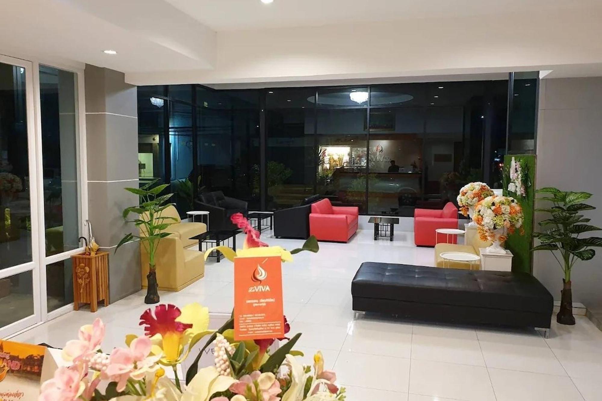 La Viva Hotel Бурирам Екстериор снимка