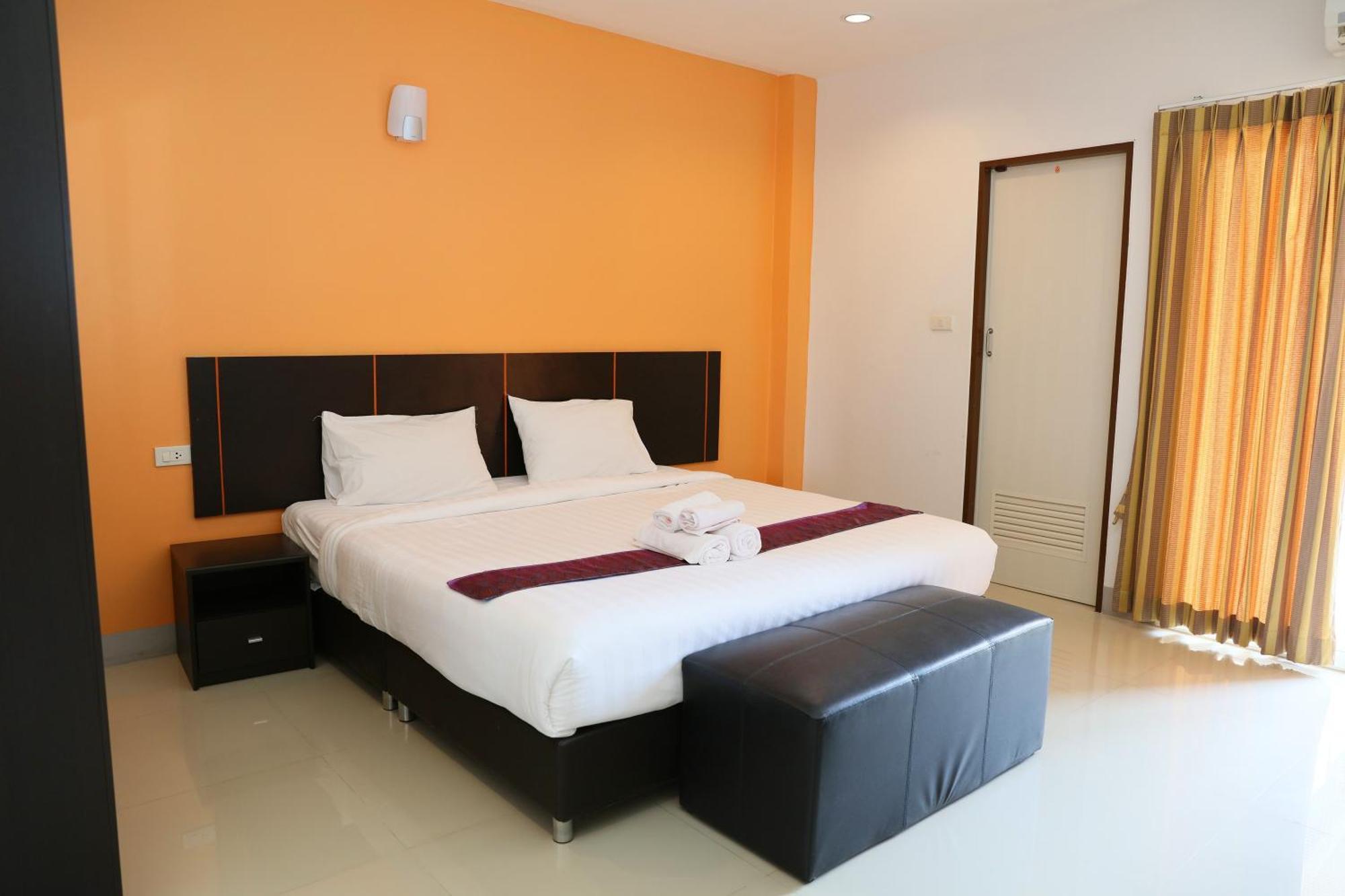 La Viva Hotel Бурирам Екстериор снимка