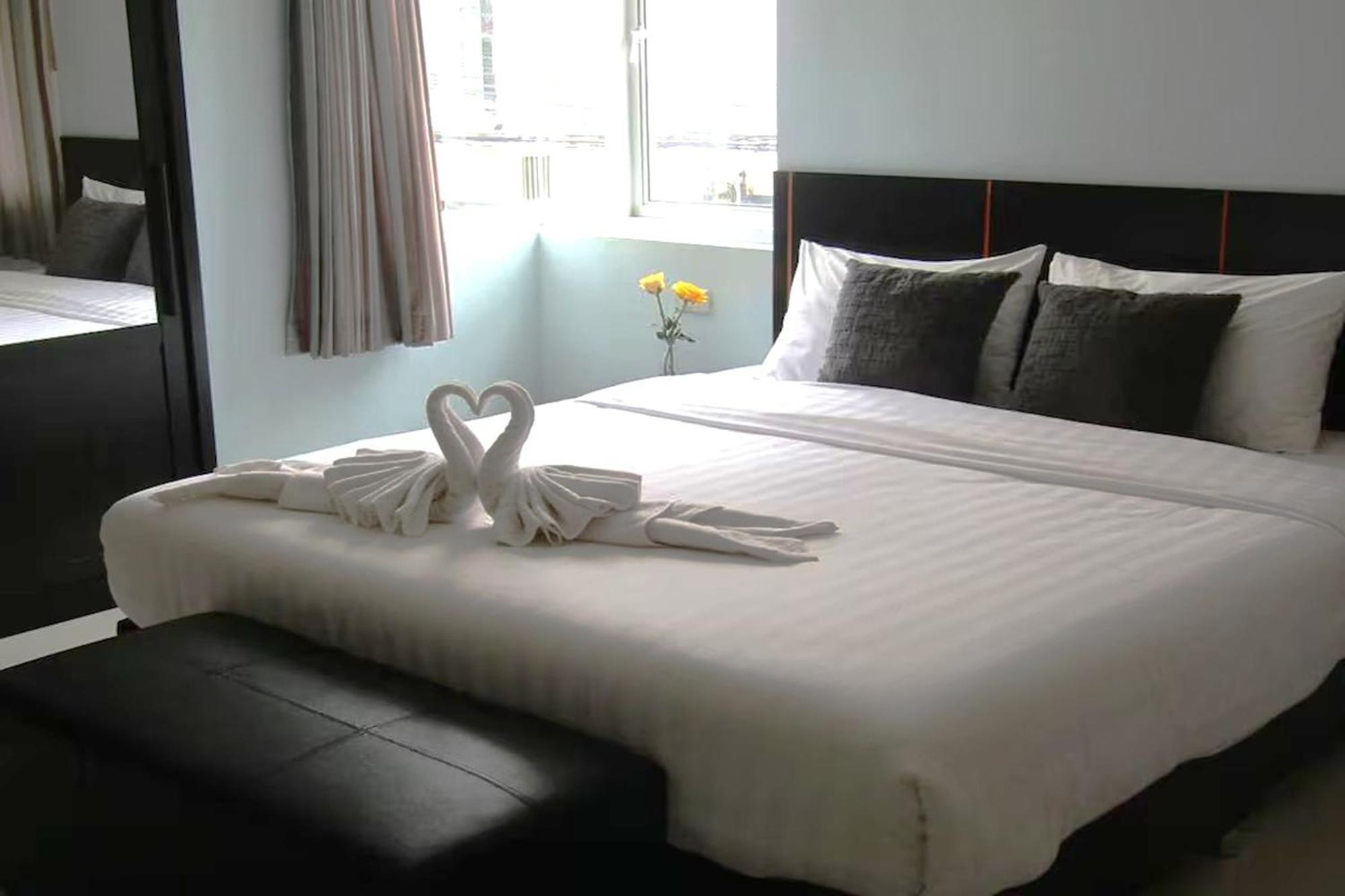 La Viva Hotel Бурирам Екстериор снимка