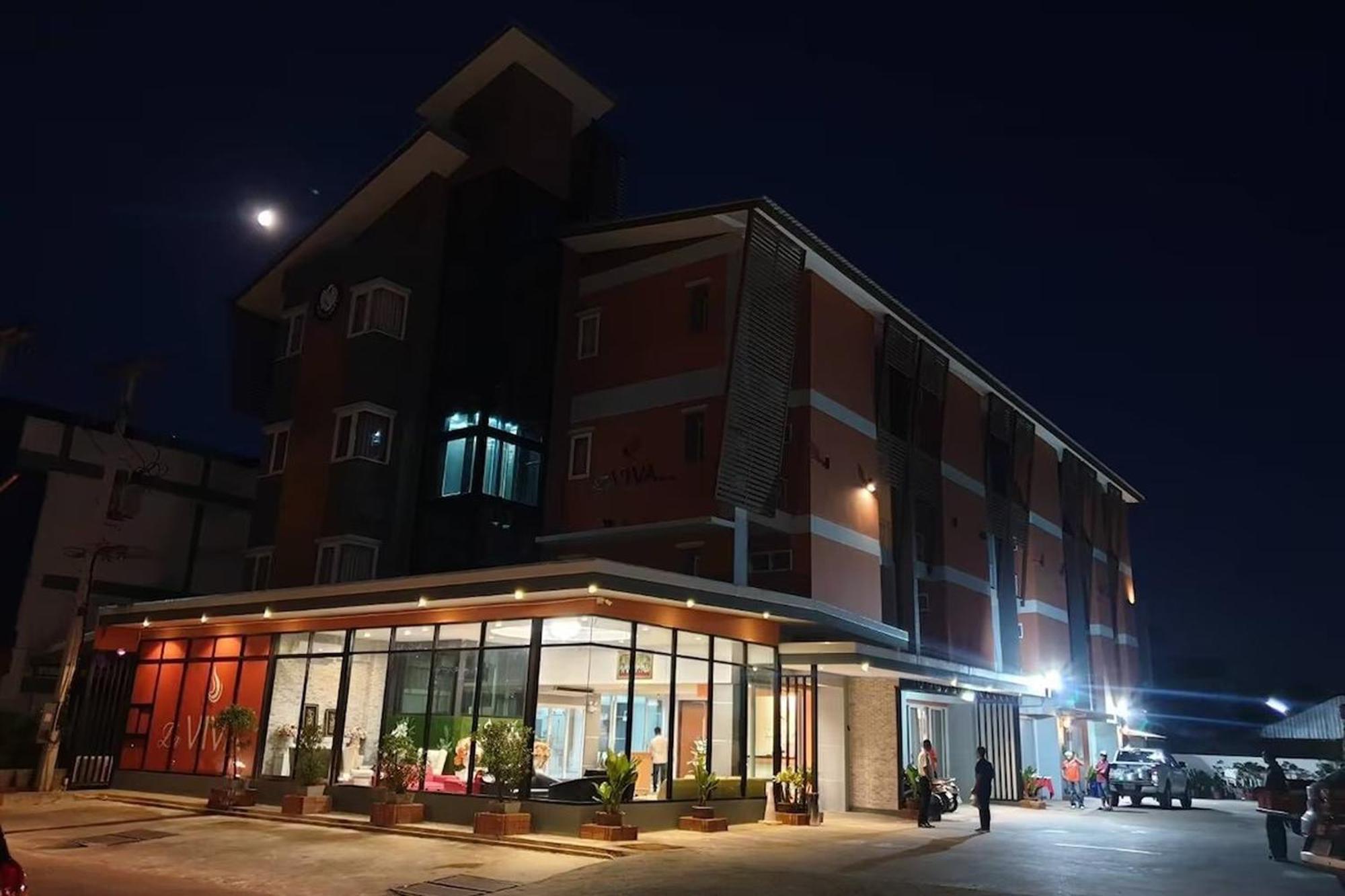 La Viva Hotel Бурирам Екстериор снимка