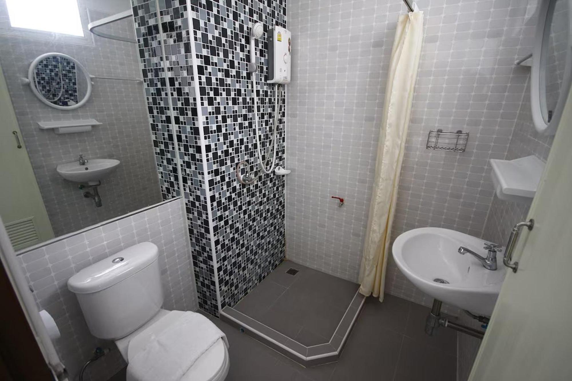 La Viva Hotel Бурирам Екстериор снимка
