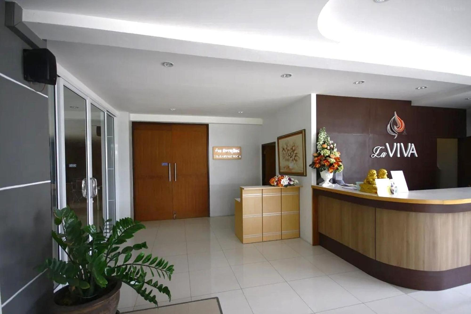 La Viva Hotel Бурирам Екстериор снимка