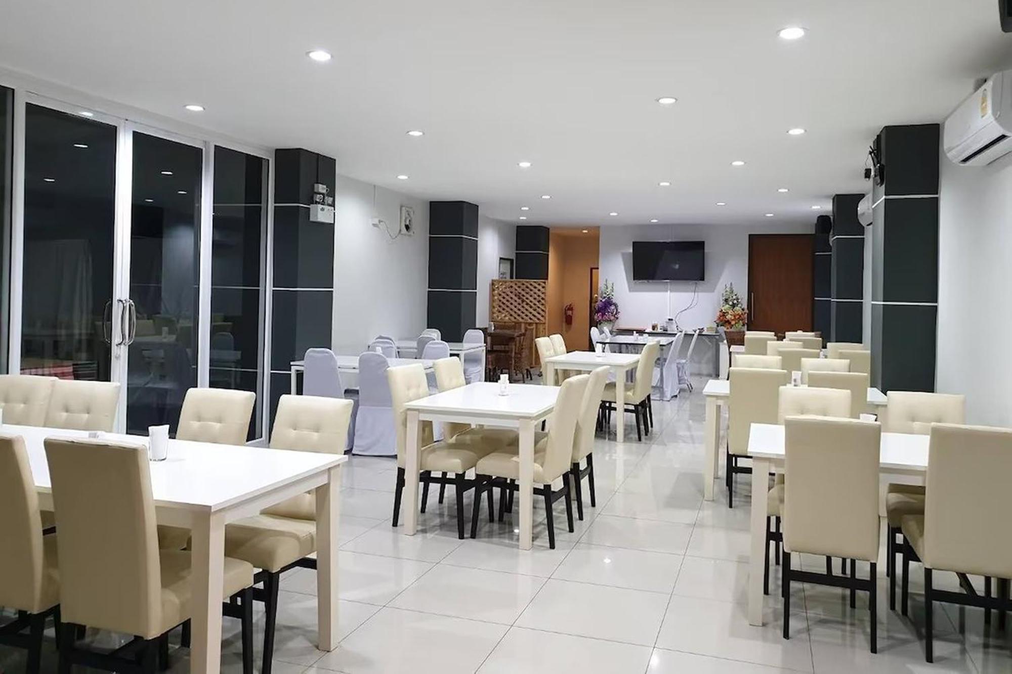La Viva Hotel Бурирам Екстериор снимка