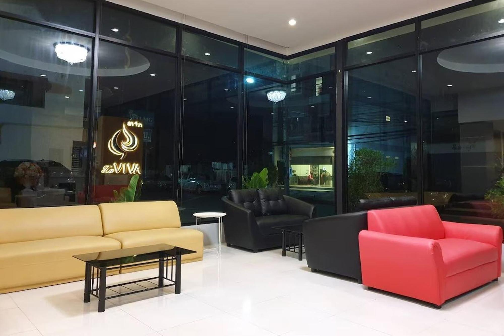 La Viva Hotel Бурирам Екстериор снимка