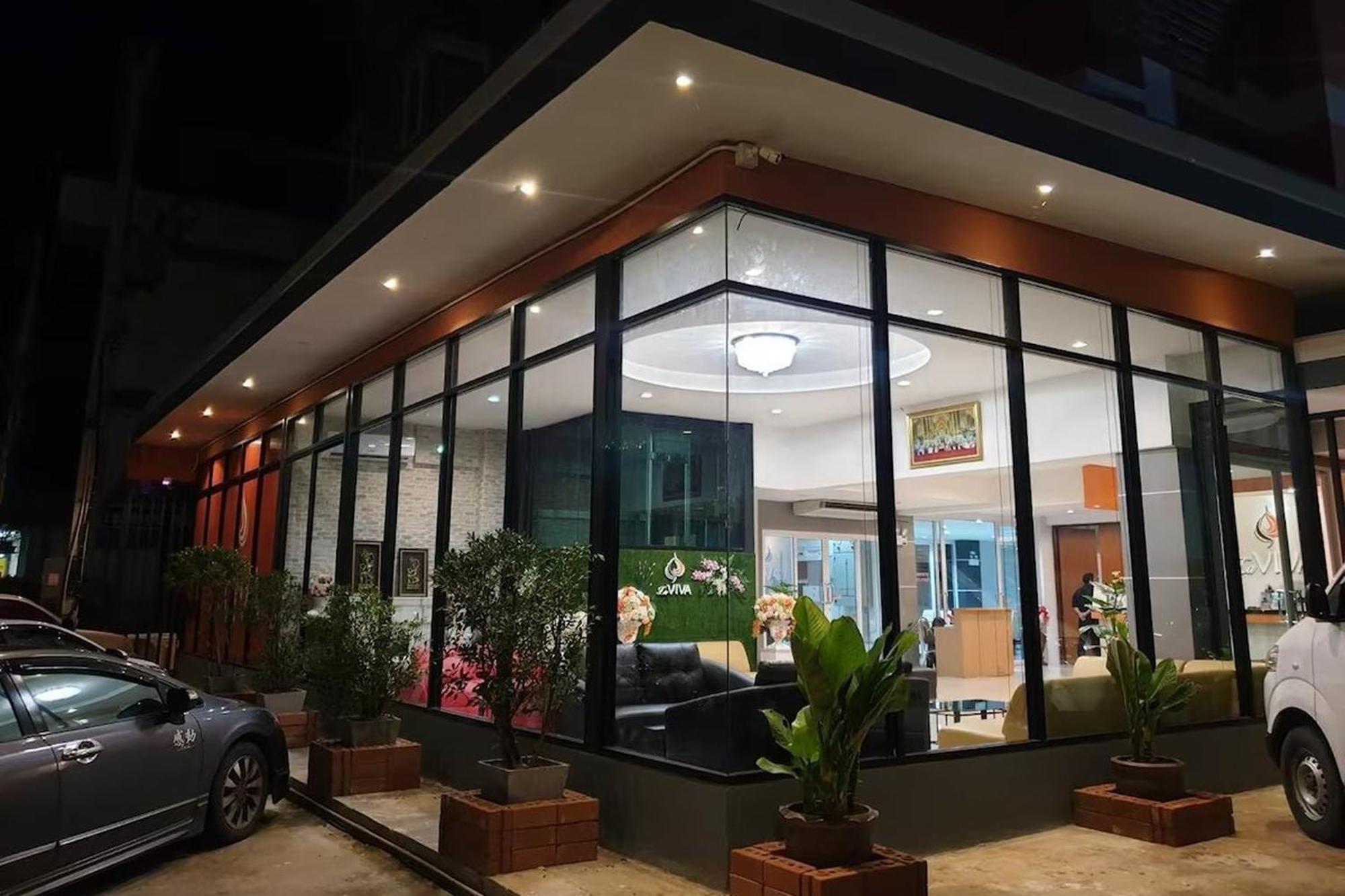 La Viva Hotel Бурирам Екстериор снимка
